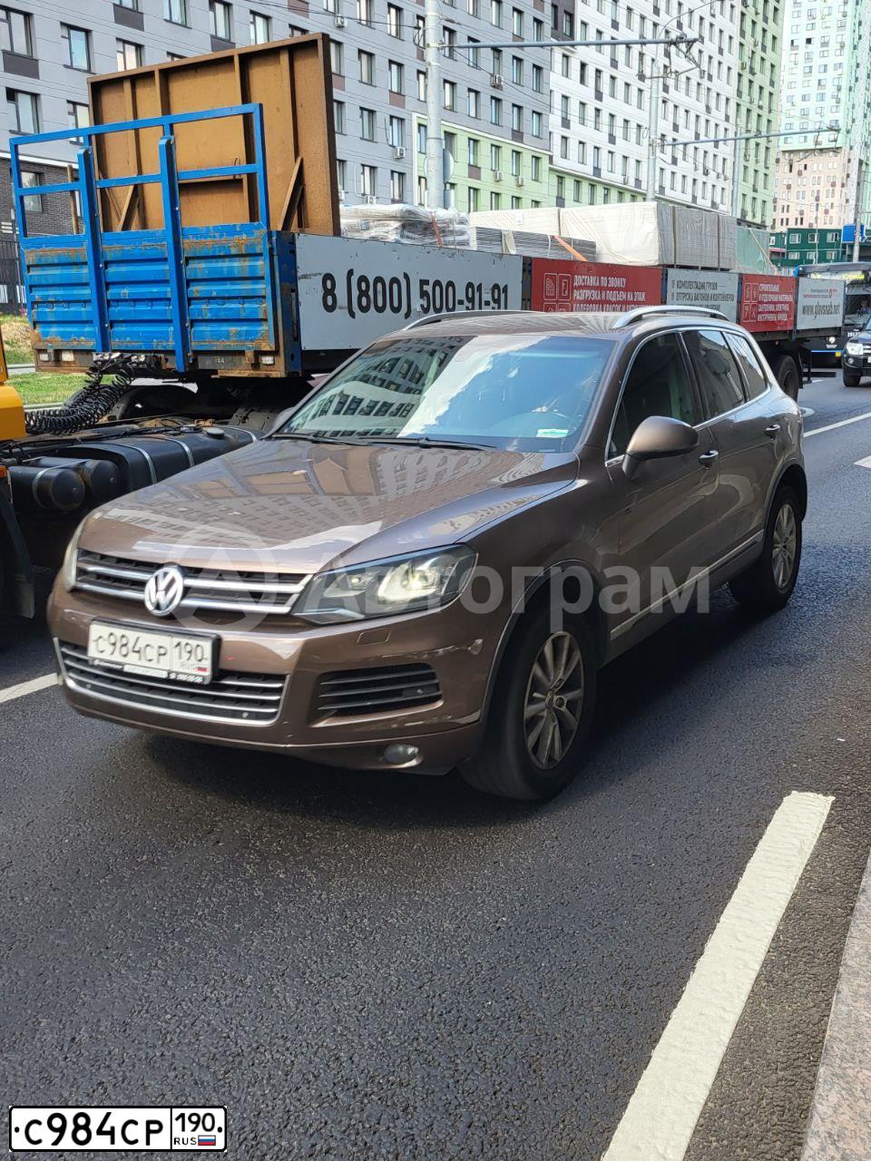 Фото автомобиля VOLKSWAGEN TOUAREG, 2011 — госномер С984СР190. Цвет: Коричневый