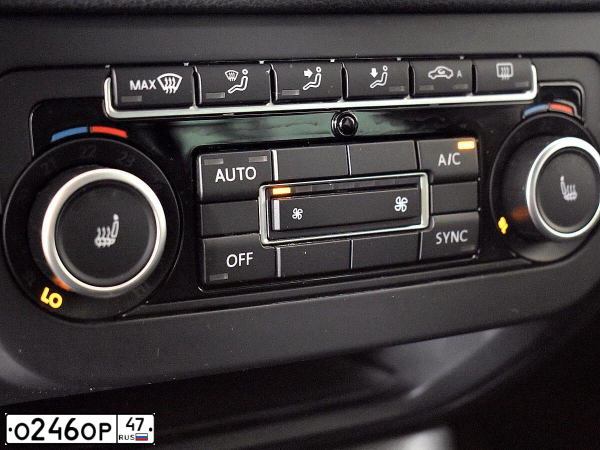 Фото автомобиля VOLKSWAGEN TIGUAN, 2012 — госномер Р109КУ198. Цвет: Темно-синий