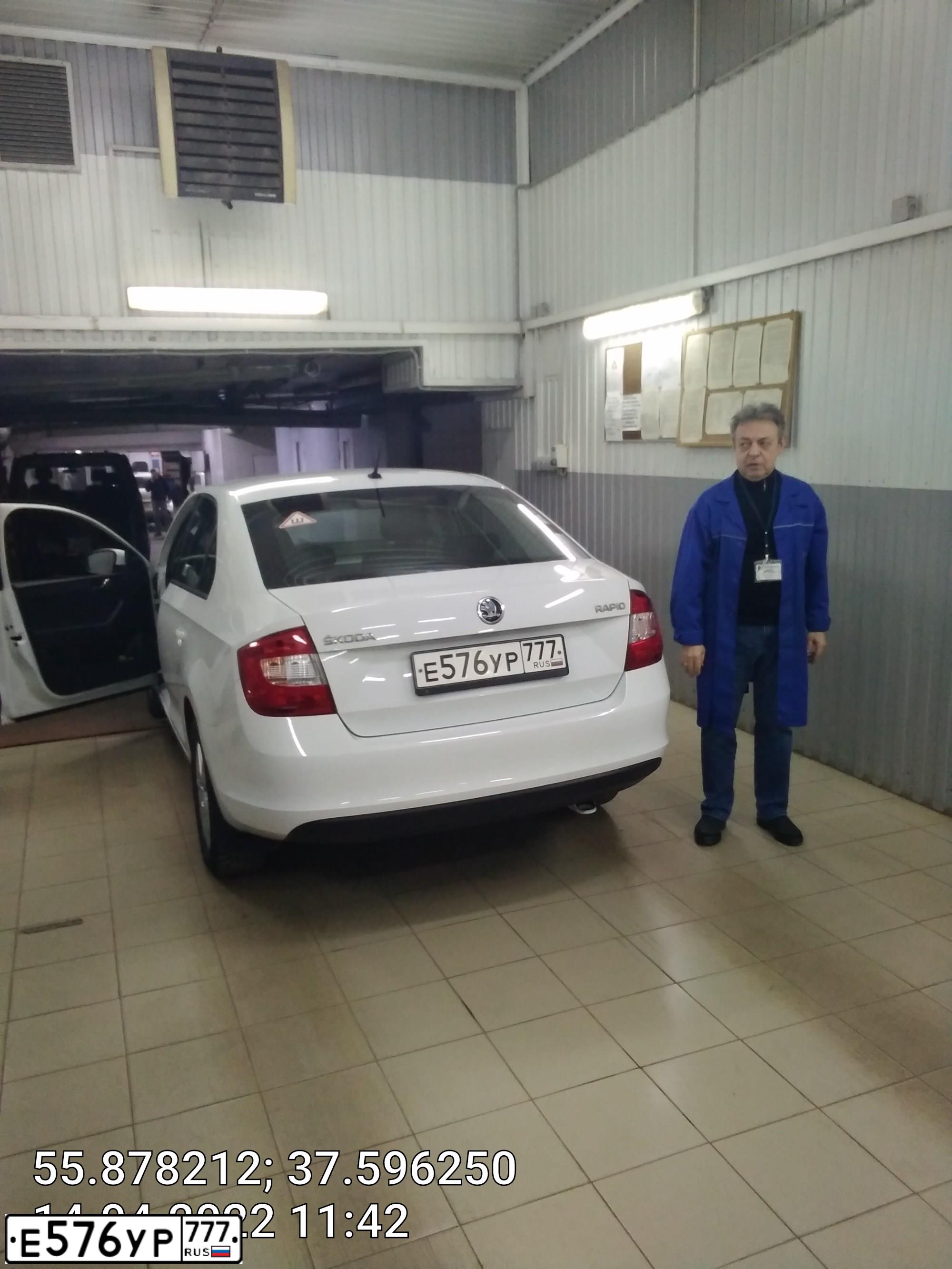 Фото автомобиля SKODA RAPID, 2016 — госномер Е576УР777. Цвет: БЕЛЫЙ