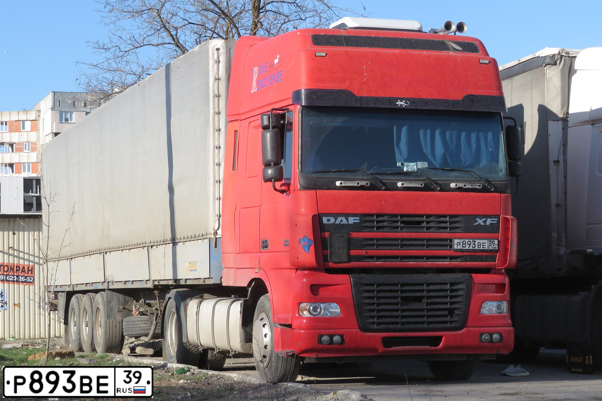 Фото автомобиля DAF XF 95 FT /4X2/, 2005 — госномер Р893ВЕ39. Цвет: КРАСНЫЙ