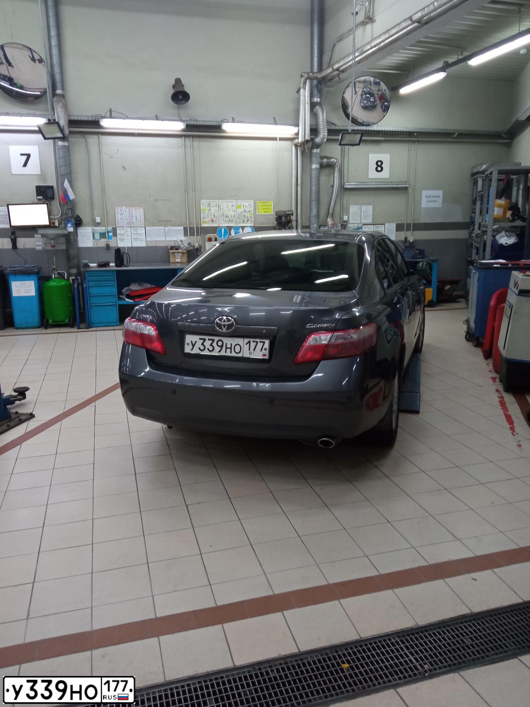 Фото автомобиля TOYOTA CAMRY, 2006 — госномер У339НО177. Цвет: СЕРЫЙ