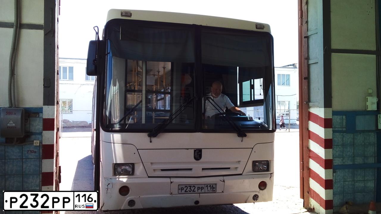 Фото автомобиля NEFAZ 5299 /KAMAZ 5297 4X2/, 2013 — госномер Р232РР116. Цвет: Белый