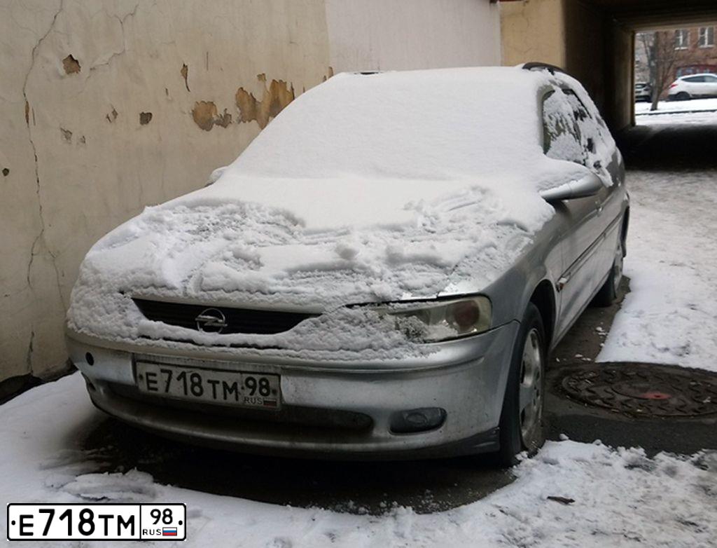 Фото автомобиля OPEL VECTRA, 1999 — госномер Е718ТМ98. Цвет: Серебристый