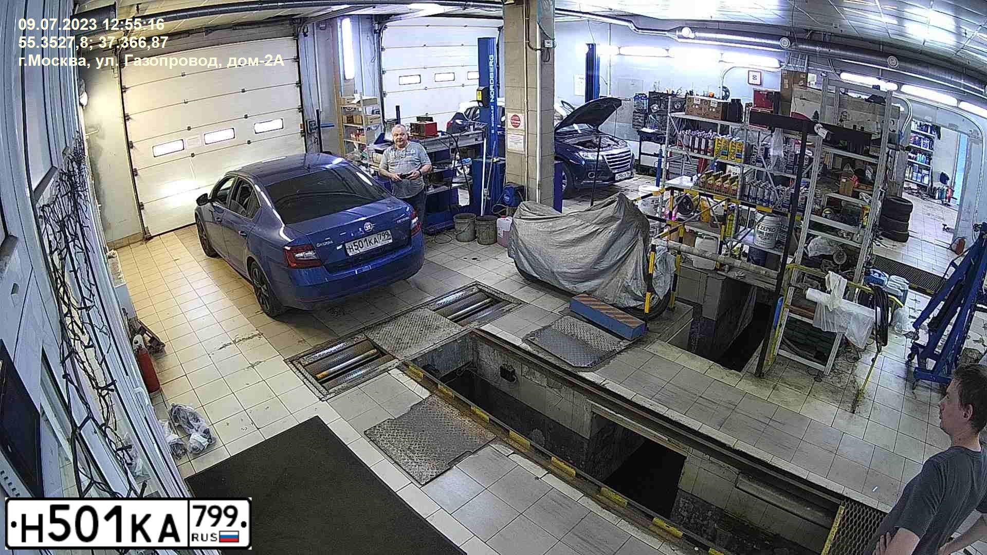 Фото автомобиля SKODA OCTAVIA, 2018 — госномер Н501КА799. Цвет: ЯРКО-СИНИЙ