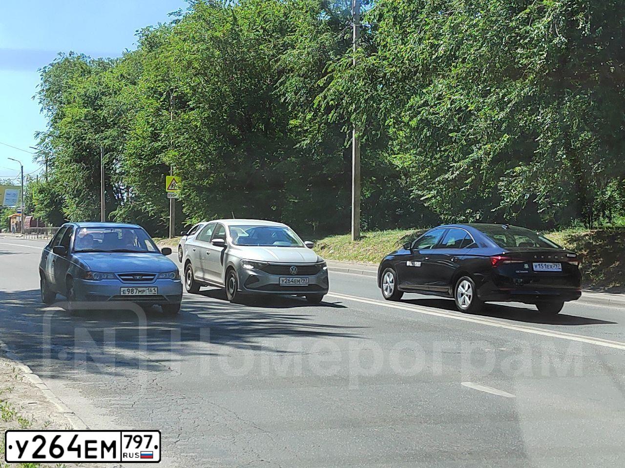 Фото автомобиля VOLKSWAGEN POLO, 2021 — госномер Р900МТ126. Цвет: СЕРЫЙ