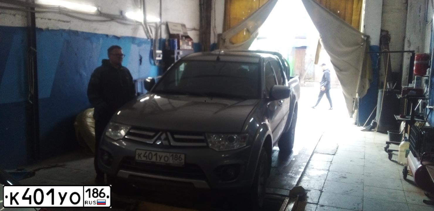 Фото автомобиля MITSUBISHI L 200, 2014 — госномер Т363ВН196. Цвет: СЕРЫЙ