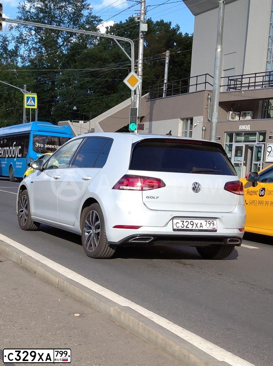 Фото автомобиля VOLKSWAGEN GOLF, 2018 — госномер С329ХА799. Цвет: Белый