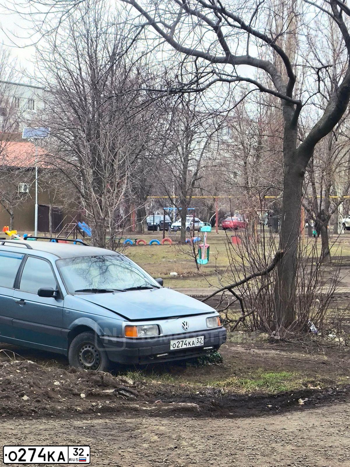 Фото автомобиля VOLKSWAGEN PASSAT, 1988 — госномер О274КА32. Цвет: Белый