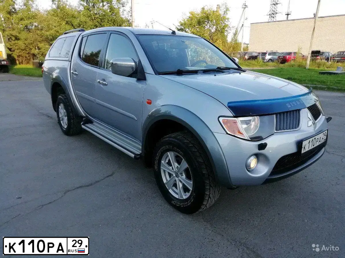 Фото автомобиля MITSUBISHI L 200, 2007 — госномер К110РА29. Цвет: серебристый