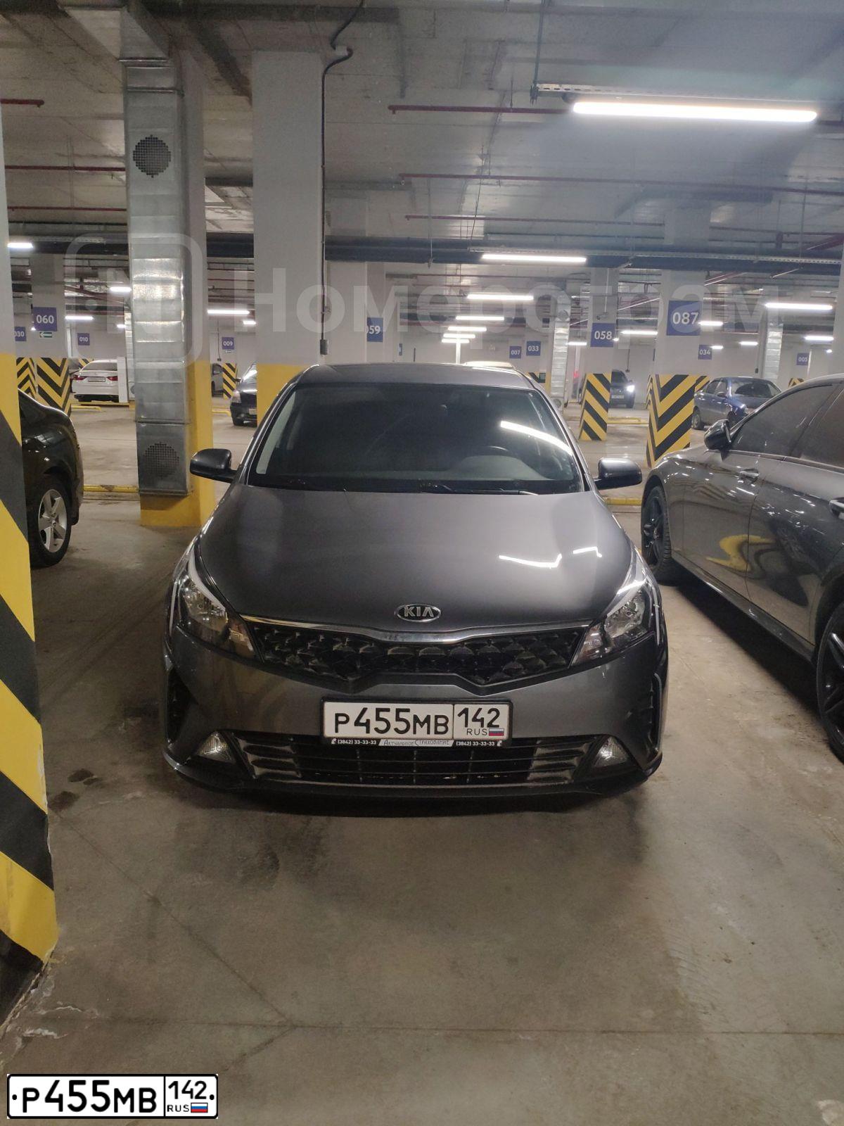 Фото автомобиля KIA RIO, 2020 — госномер Р455МВ142. Цвет: СЕРЫЙ