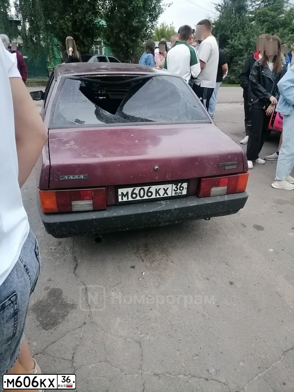 Фото автомобиля LADA 2109 SAMARA, 1995 — госномер М606КХ36. Цвет: СЕРЕБРИСТО-ВИШНЕВЫЙ