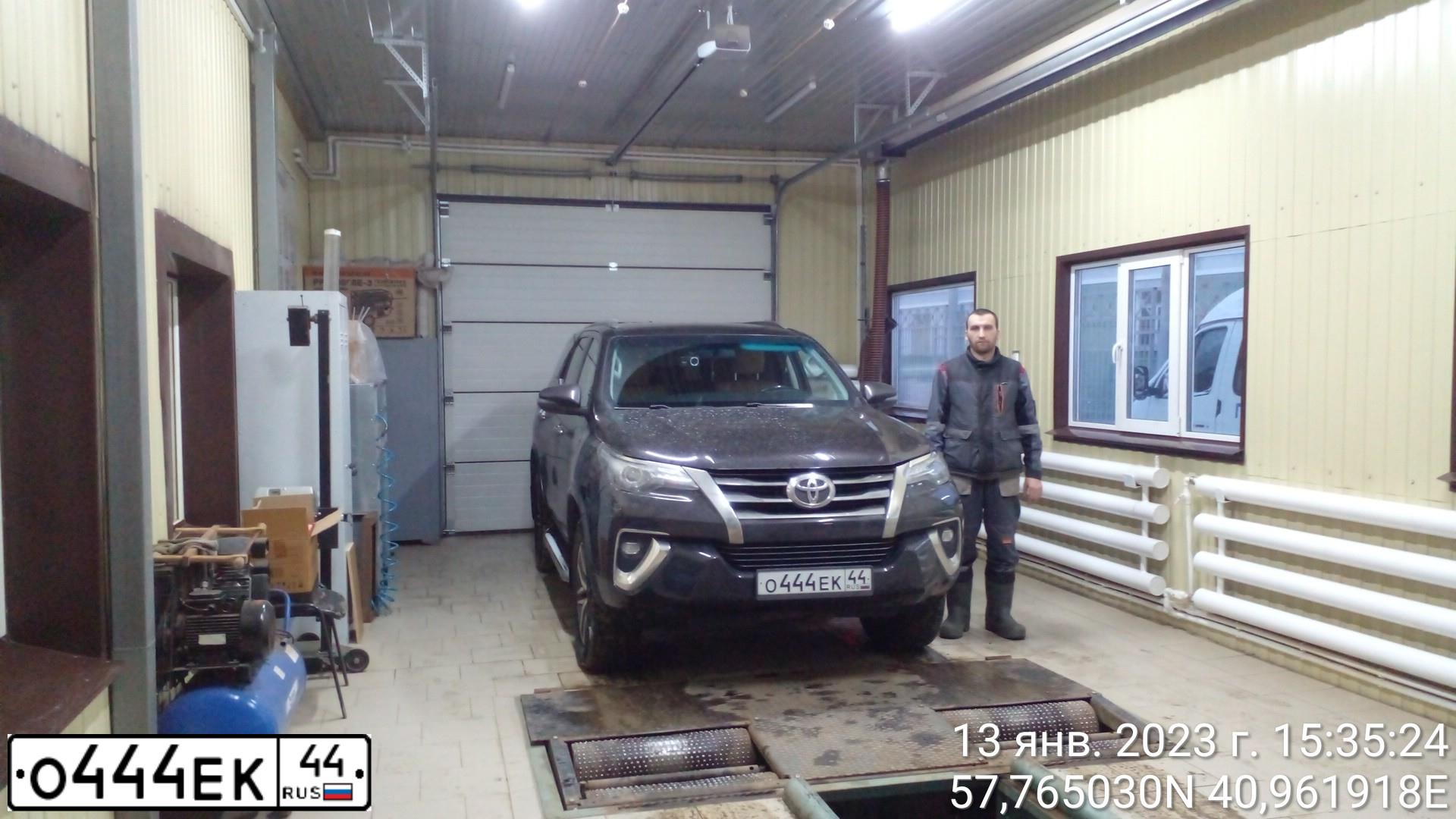Фото автомобиля MITSUBISHI OUTLANDER, 2011 — госномер О444ЕК44. Цвет: Серебристый
