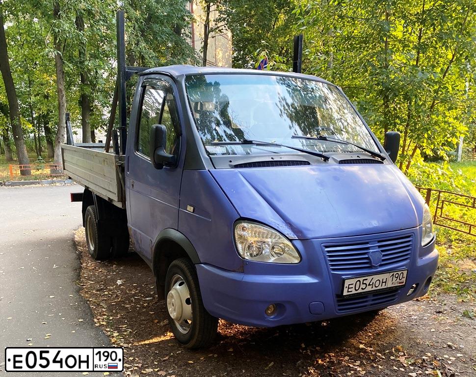 Фото автомобиля GAZ 3302 GAZEL, 2008 — госномер Е054ОН190. Цвет: СИНЕ-СИРЕНЕВЫЙ