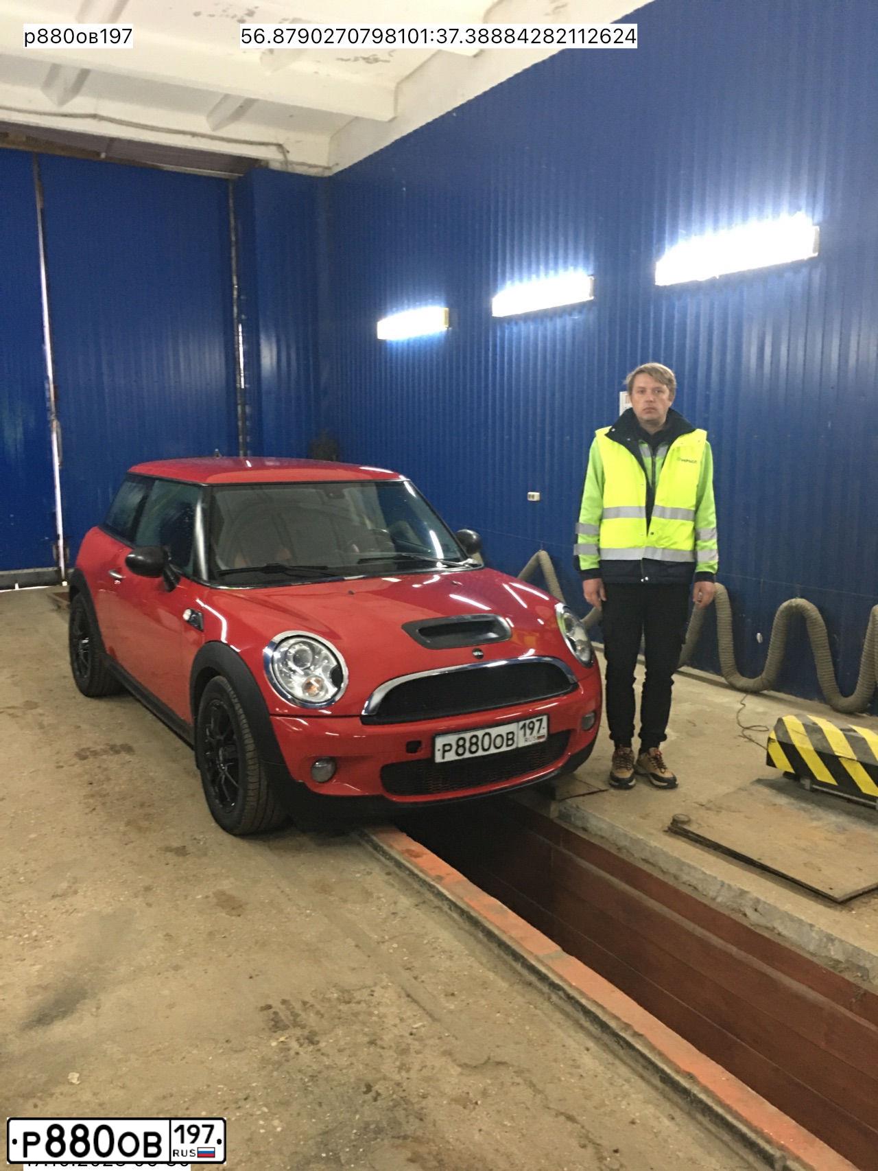 Фото автомобиля MINI COOPER, 2007 — госномер М663УЕ69. Цвет: Красный