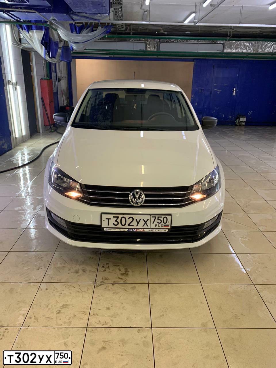 Фото автомобиля VOLKSWAGEN POLO, 2019 — госномер О235СУ06. Цвет: Белый