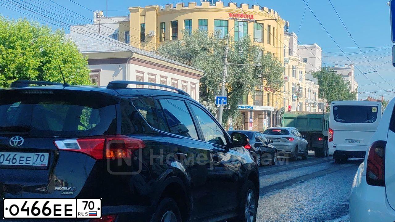 Фото автомобиля TOYOTA CARINA, 1992 — госномер Е265ХН70. Цвет: ВИШНЕВЫЙ