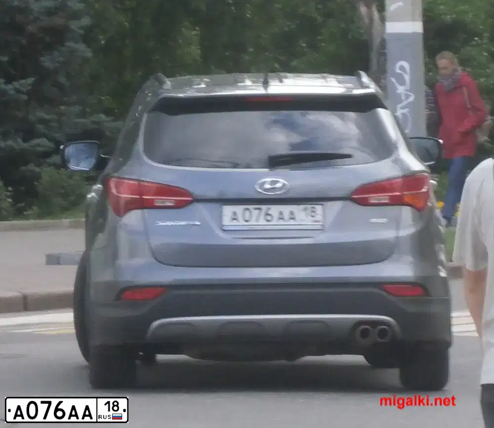 Фото автомобиля HYUNDAI SANTA FE, 2013 — госномер А076АА18. Цвет: Серый