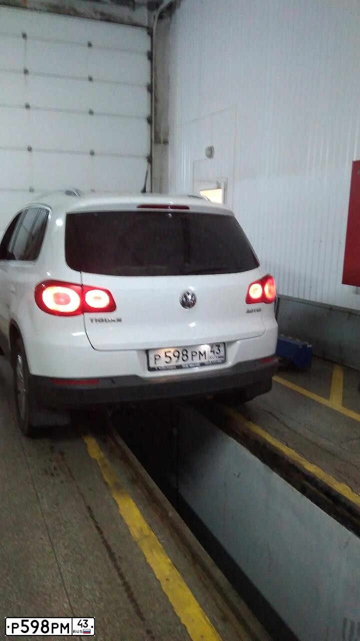 Фото автомобиля VOLKSWAGEN TIGUAN, 2010 — госномер Р598РМ43. Цвет: Белый