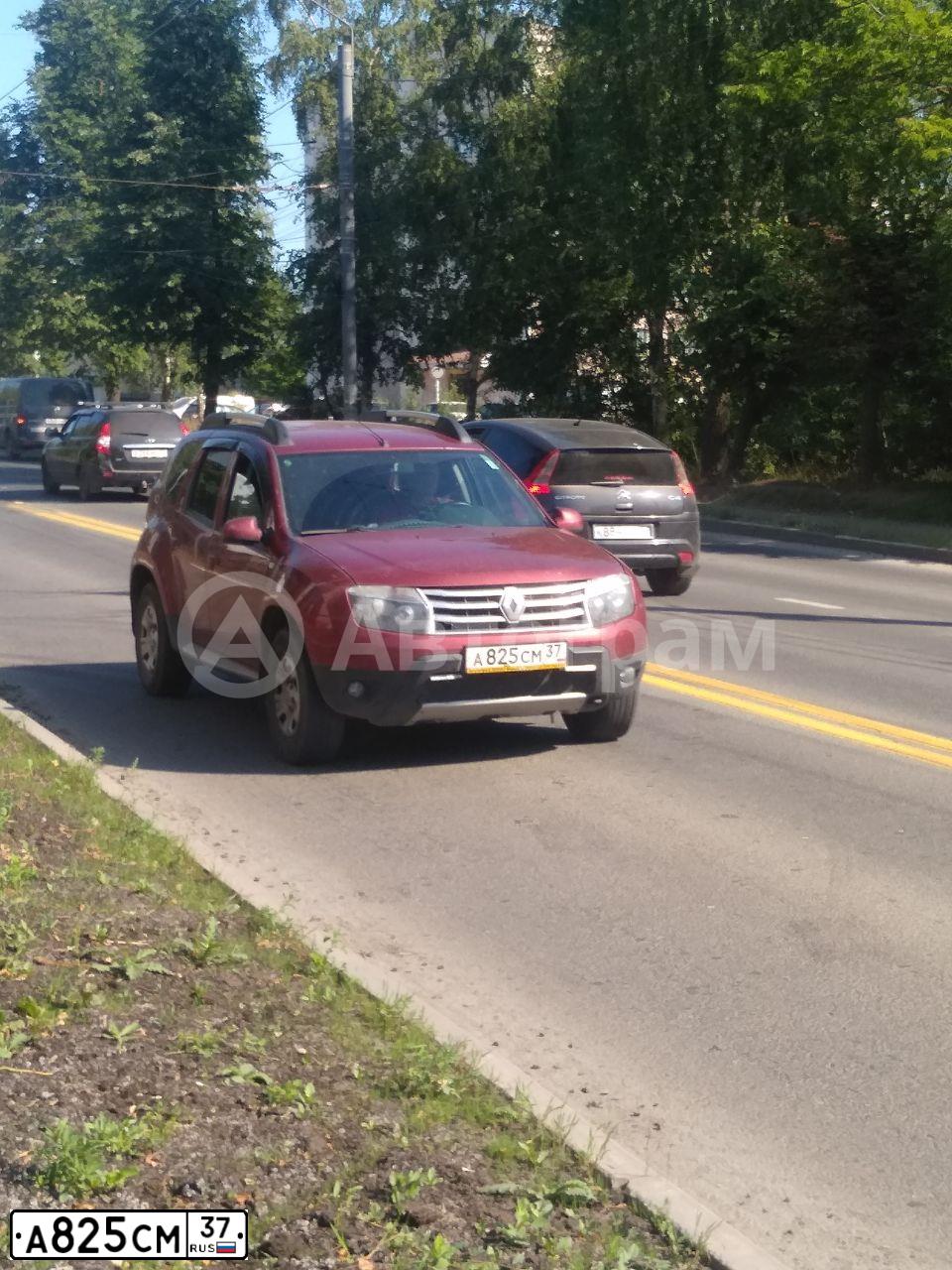 Фото автомобиля RENAULT DUSTER, 2013 — госномер А825СМ37. Цвет: КРАСНЫЙ