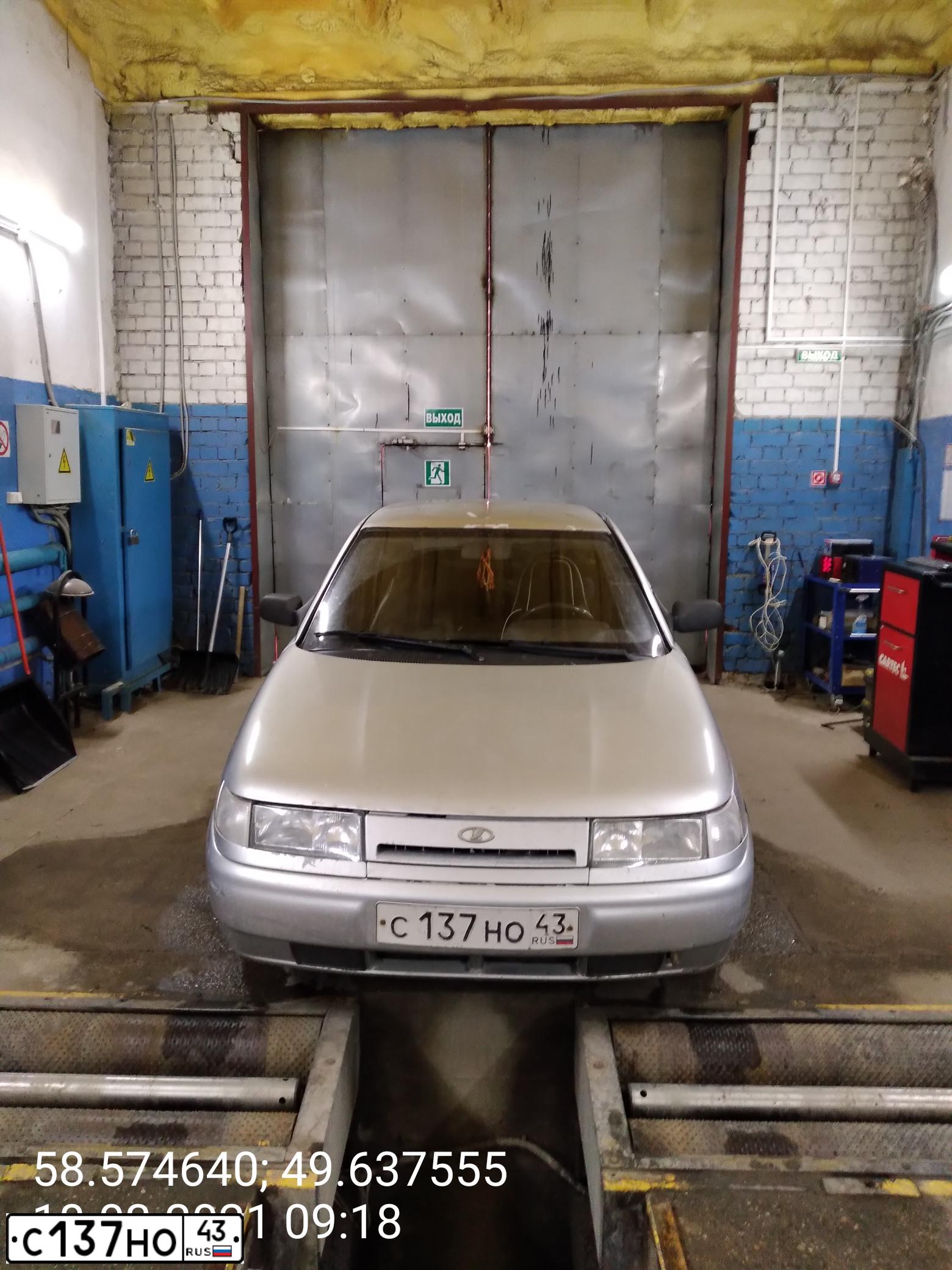 Фото автомобиля LADA 2112, 2004 — госномер С187ТЕ43. Цвет: Серебристый