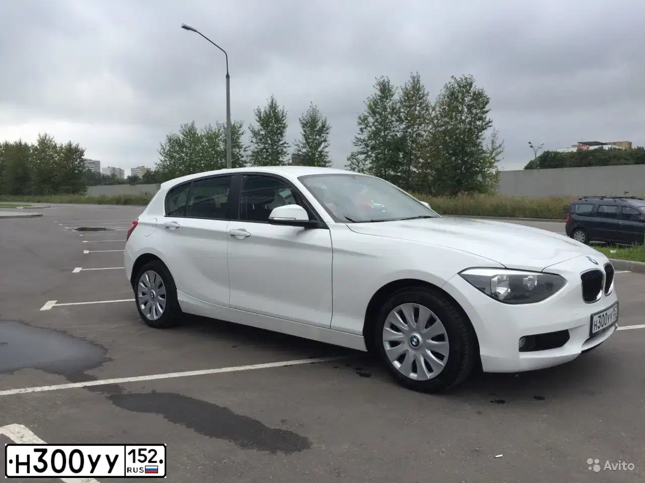 Фото автомобиля BMW SERIE 1, 2013 — госномер Н363ТН777. Цвет: Белый