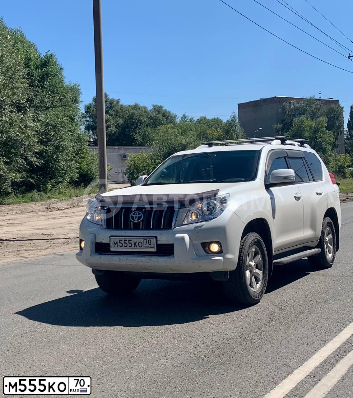Фото автомобиля TOYOTA LANDCRUISER, 2013 — госномер М555КО70. Цвет: БЕЛЫЙ