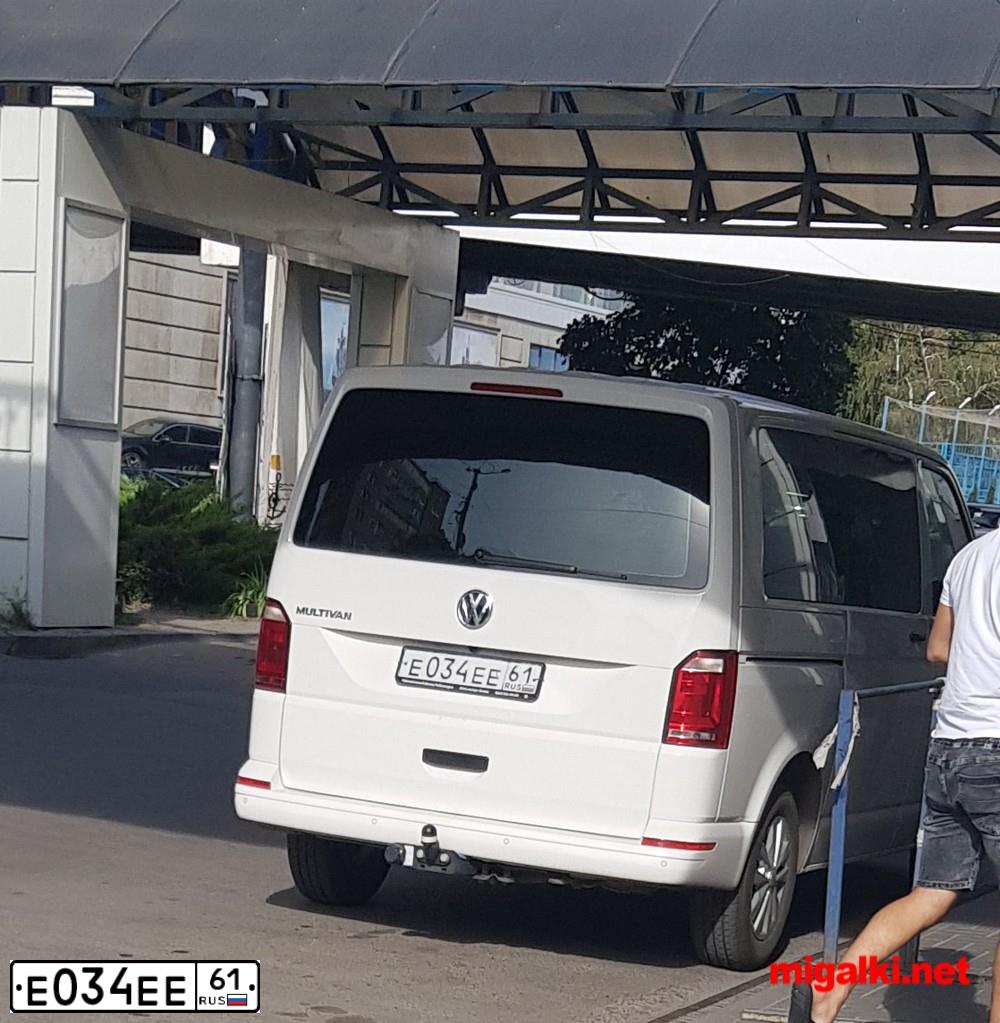 Фото автомобиля VOLKSWAGEN CADDY, 2008 — госномер Е034ЕЕ61. Цвет: СЕРЫЙ