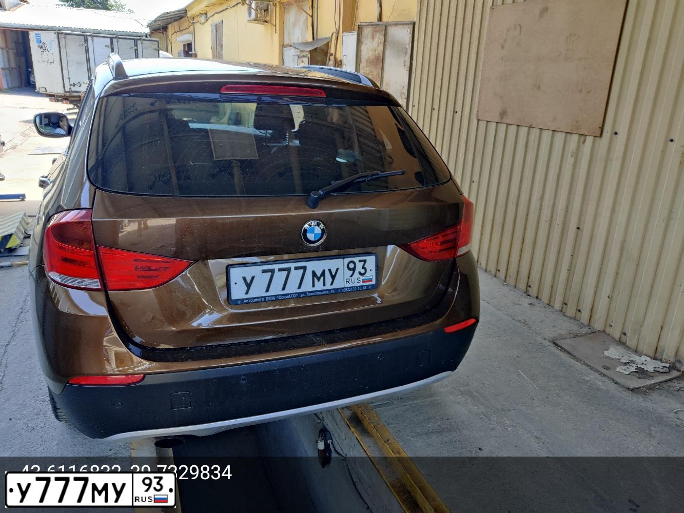 Фото автомобиля BMW X1, 2010 — госномер М080ЕХ123. Цвет: Коричневый