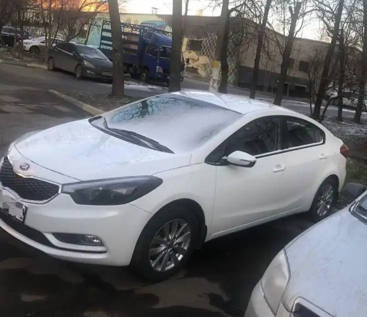 Фото автомобиля RENAULT R 19, 1998 — госномер У537УУ77. Цвет: ЗЕЛЕНЫЙ ТЕМНЫЙ