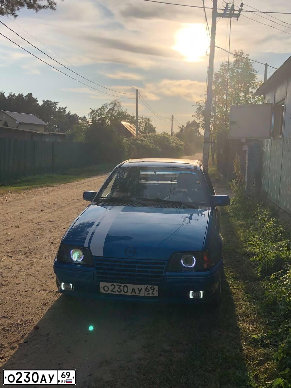 Фото автомобиля OPEL KADETT, 1986 — госномер О230АУ69. Цвет: СИНИЙ