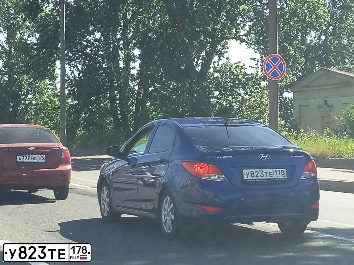 Фото автомобиля HYUNDAI SOLARIS, 2012 — госномер У823ТЕ178. Цвет: ТЕМНО-СИНИЙ