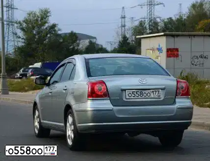 Фото автомобиля TOYOTA AVENSIS, 2008 — госномер О558ОО177. Цвет: СВЕТЛО-СЕРЫЙ