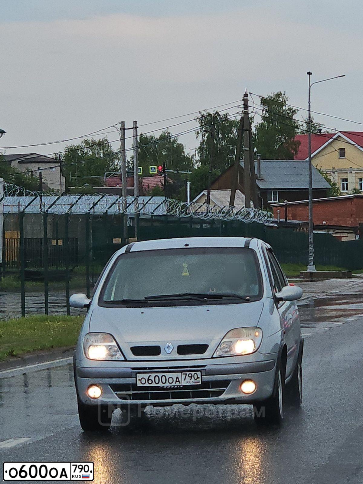 Фото автомобиля RENAULT MEGANE /GRAND/ SCENIC, 2001 — госномер О600ОА790. Цвет: СВЕТЛО-СЕРЫЙ-ГОЛУБОЙ