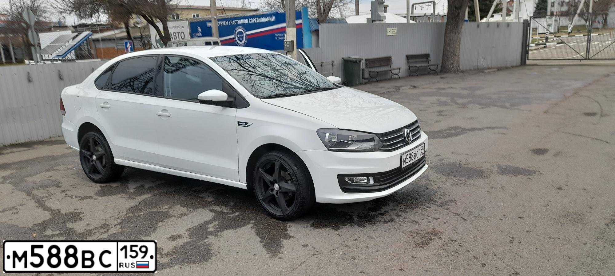 Фото автомобиля VOLKSWAGEN POLO, 2018 — госномер Х654ЕО193. Цвет: Белый