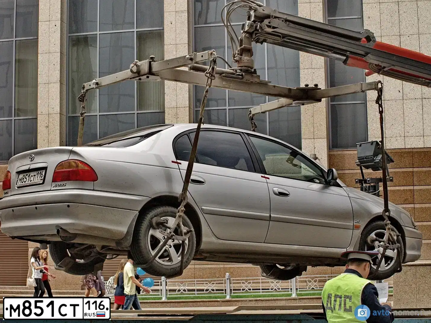 Фото автомобиля TOYOTA AVENSIS, 2002 — госномер М851СТ116. Цвет: СЕРЫЙ