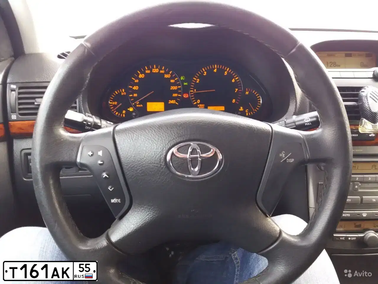 Фото автомобиля TOYOTA AVENSIS, 2005 — госномер Т161АК55. Цвет: Коричневый