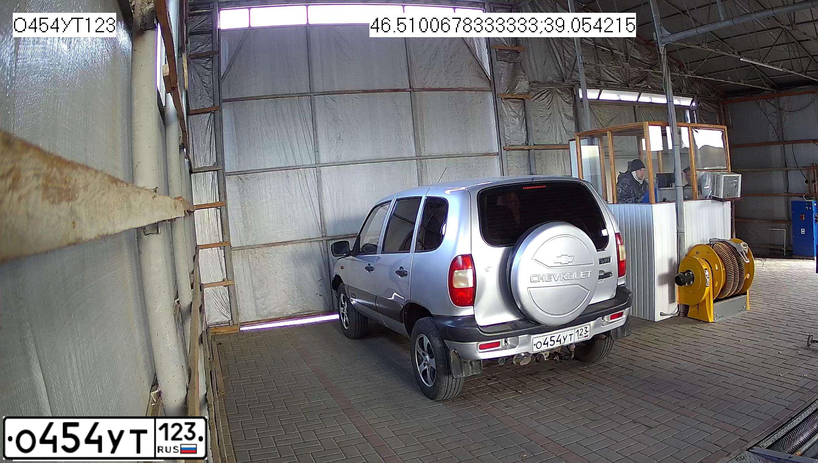 Фото автомобиля CHEVROLET NIVA, 2005 — госномер Е666ОО72. Цвет: СВ.СЕРЕБР.МЕТАЛЛ
