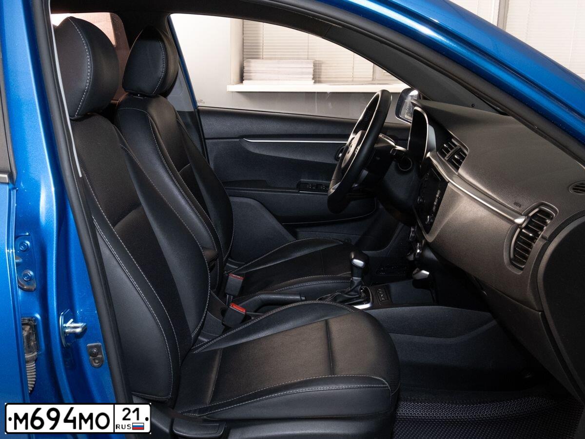 Фото автомобиля KIA RIO, 2020 — госномер М694МО21. Цвет: синий