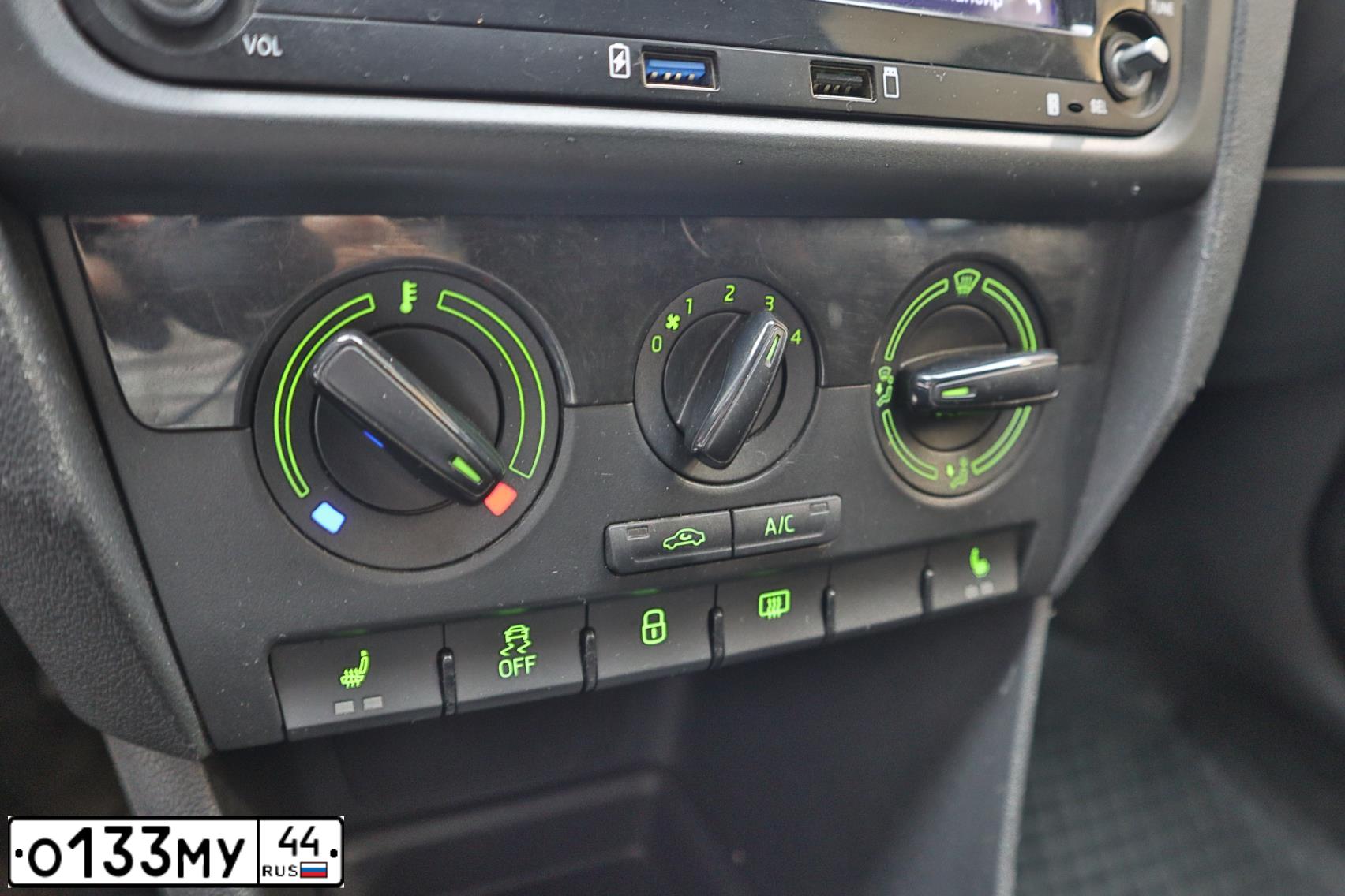 Фото автомобиля SKODA RAPID, 2018 — госномер О133МУ44. Цвет: ЯРКО СИНИЙ