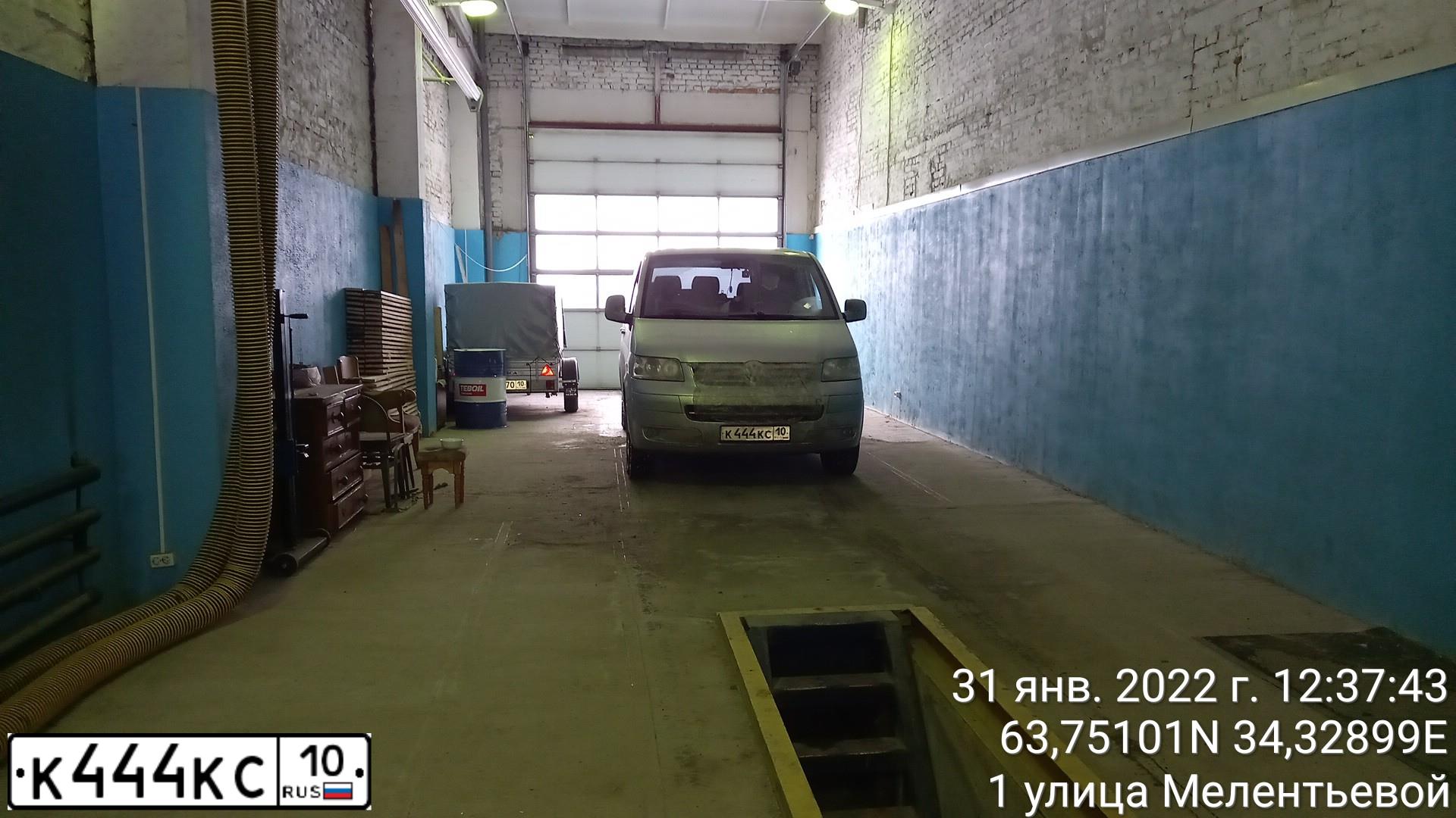 Фото автомобиля VOLKSWAGEN CARAVELLE, 2006 — госномер К444КС10. Цвет: СЕРЕБРИСТЫЙ
