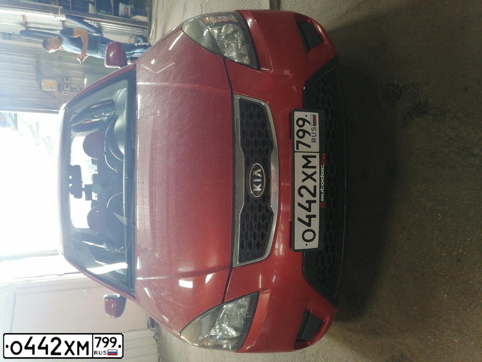 Фото автомобиля KIA RIO, 2010 — госномер Р724ВР40. Цвет: Красный
