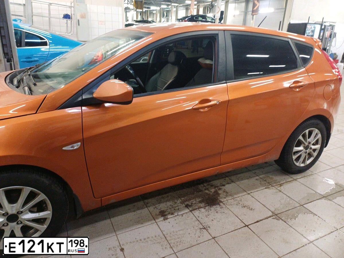Фото автомобиля HYUNDAI SOLARIS, 2015 — госномер Е121КТ198. Цвет: Оранжевый