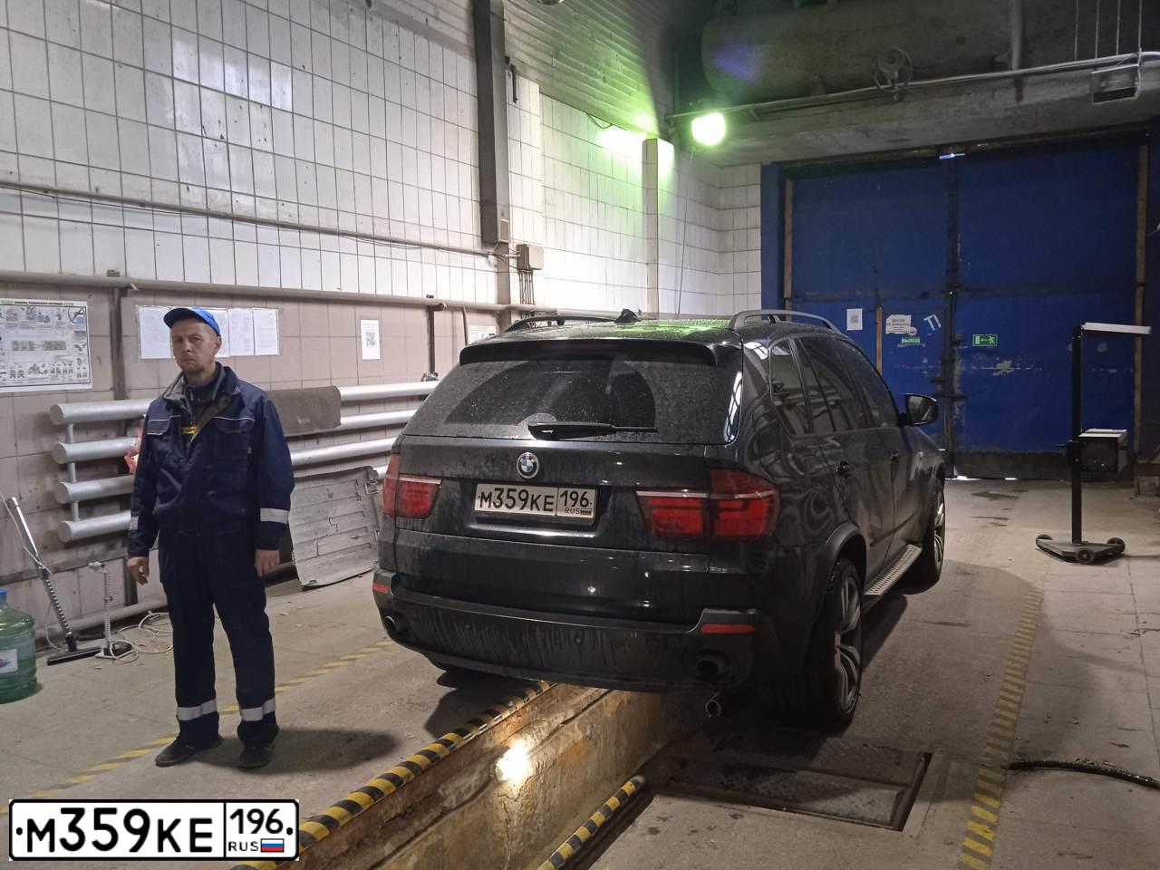 Фото автомобиля BMW X5, 2008 — госномер Р111МТ96. Цвет: Темно-синий
