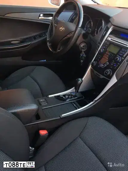 Фото автомобиля HYUNDAI SONATA, 2011 — госномер Т088ТЕ197. Цвет: Белый