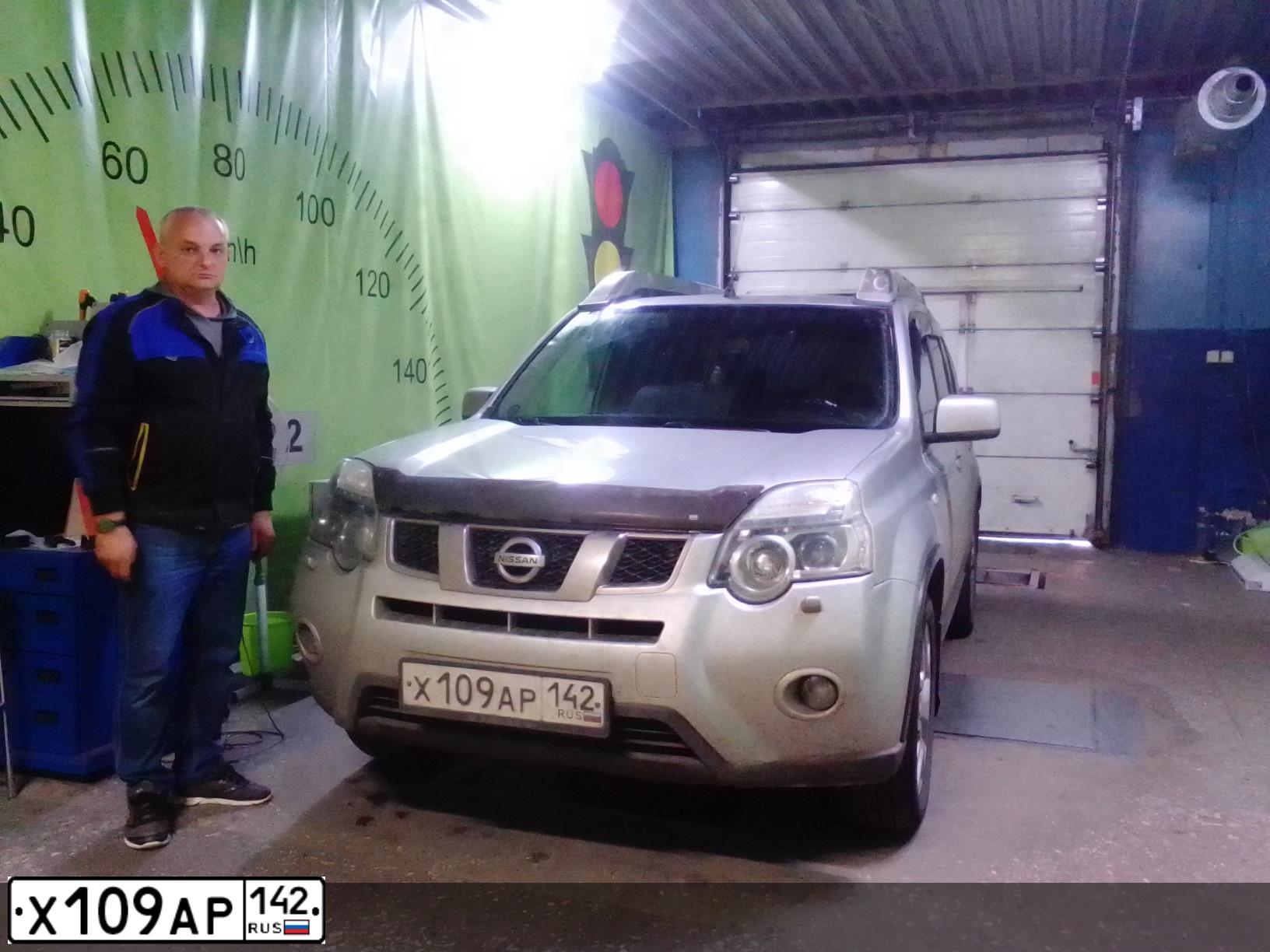 Фото автомобиля NISSAN X-TRAIL, 2012 — госномер Х109АР142. Цвет: серебристый