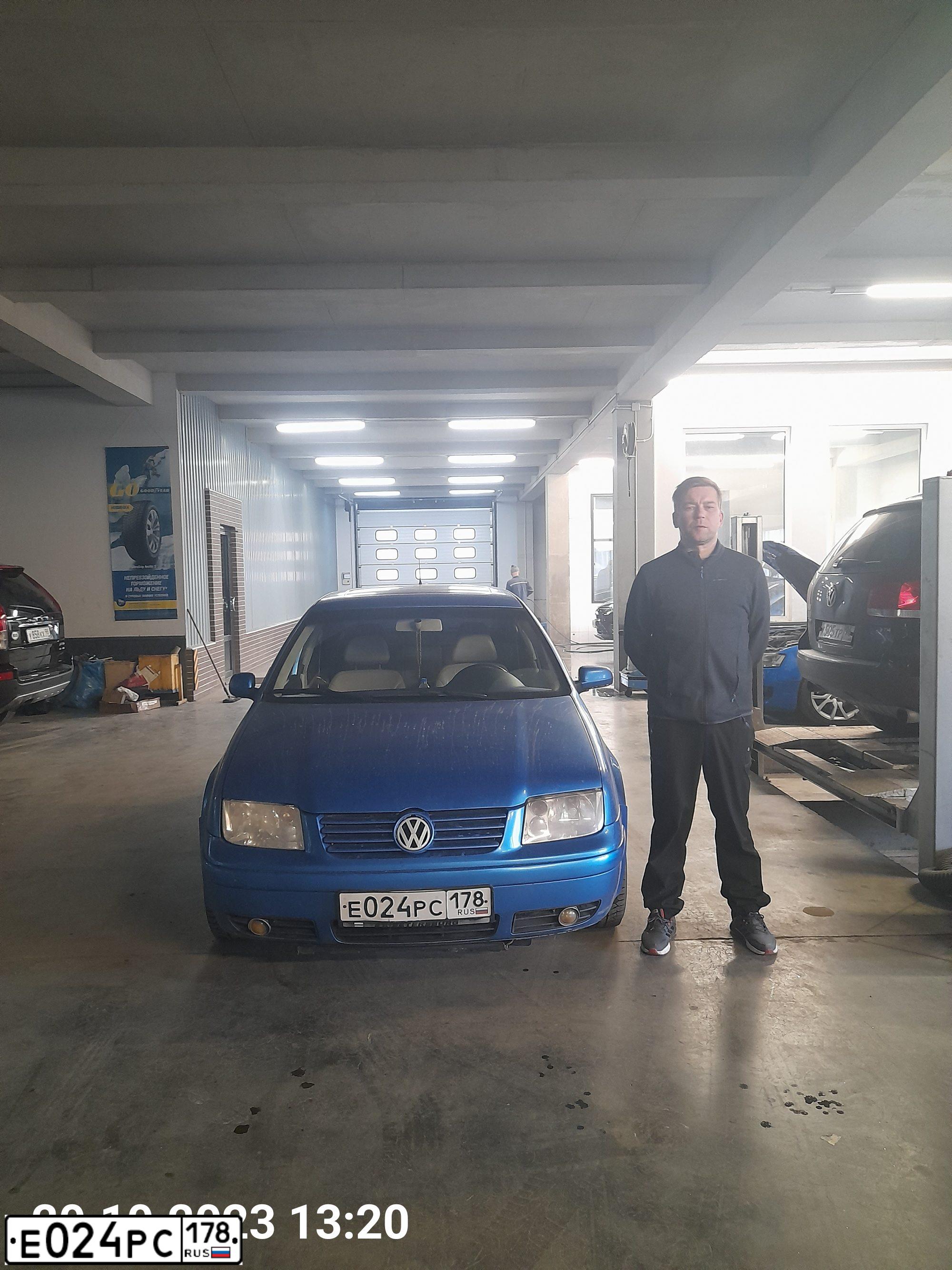 Фото автомобиля VOLKSWAGEN JETTA, 2000 — госномер Е024РС178. Цвет: голубой
