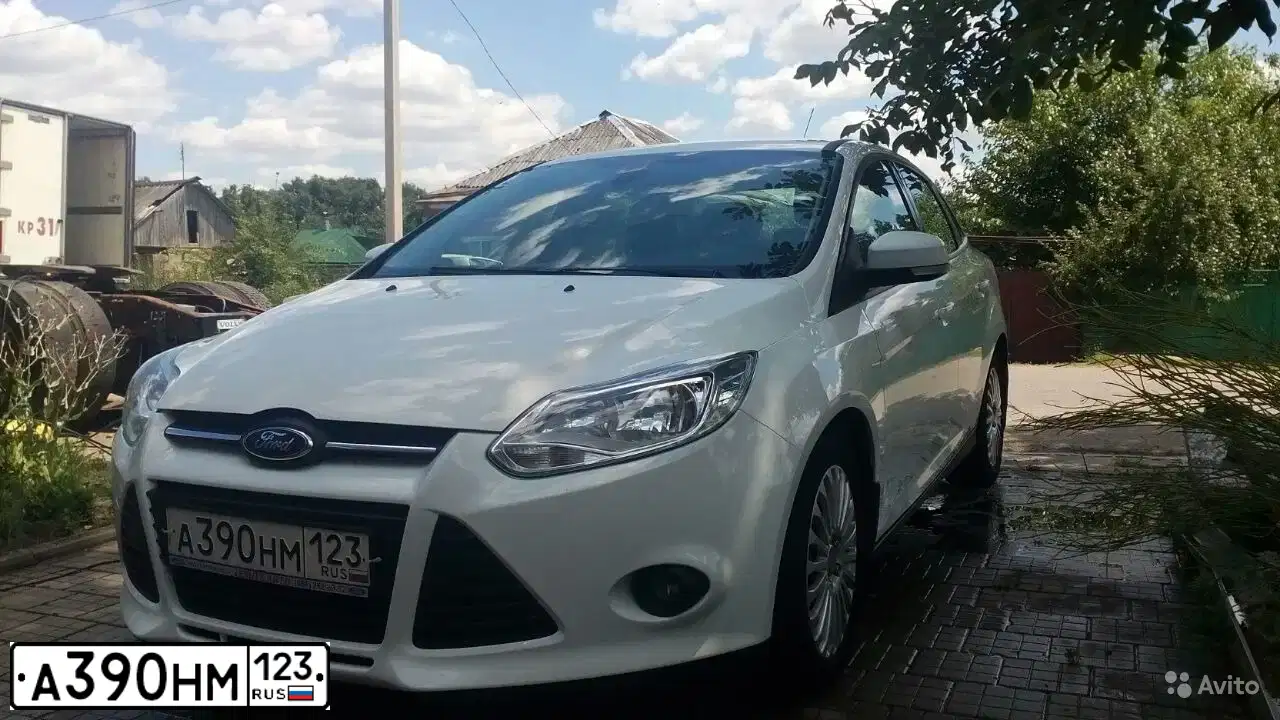 Фото автомобиля FORD FOCUS, 2013 — госномер Е554ТС95. Цвет: Белый
