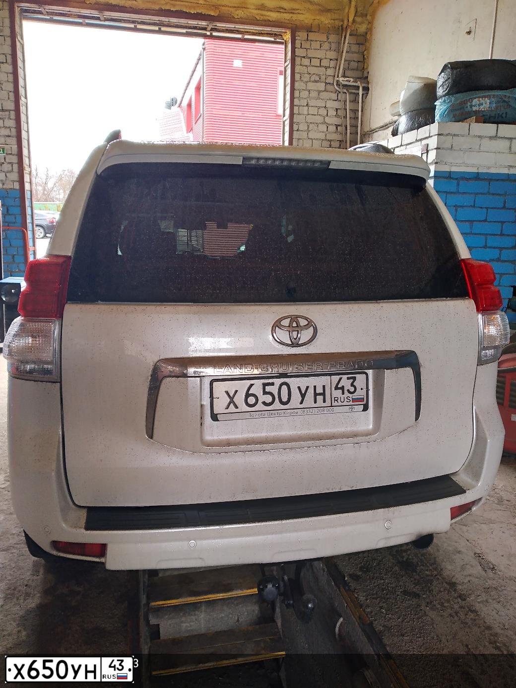 Фото автомобиля TOYOTA LAND CRUISER 150, 2012 — госномер Р658УТ11. Цвет: Белый