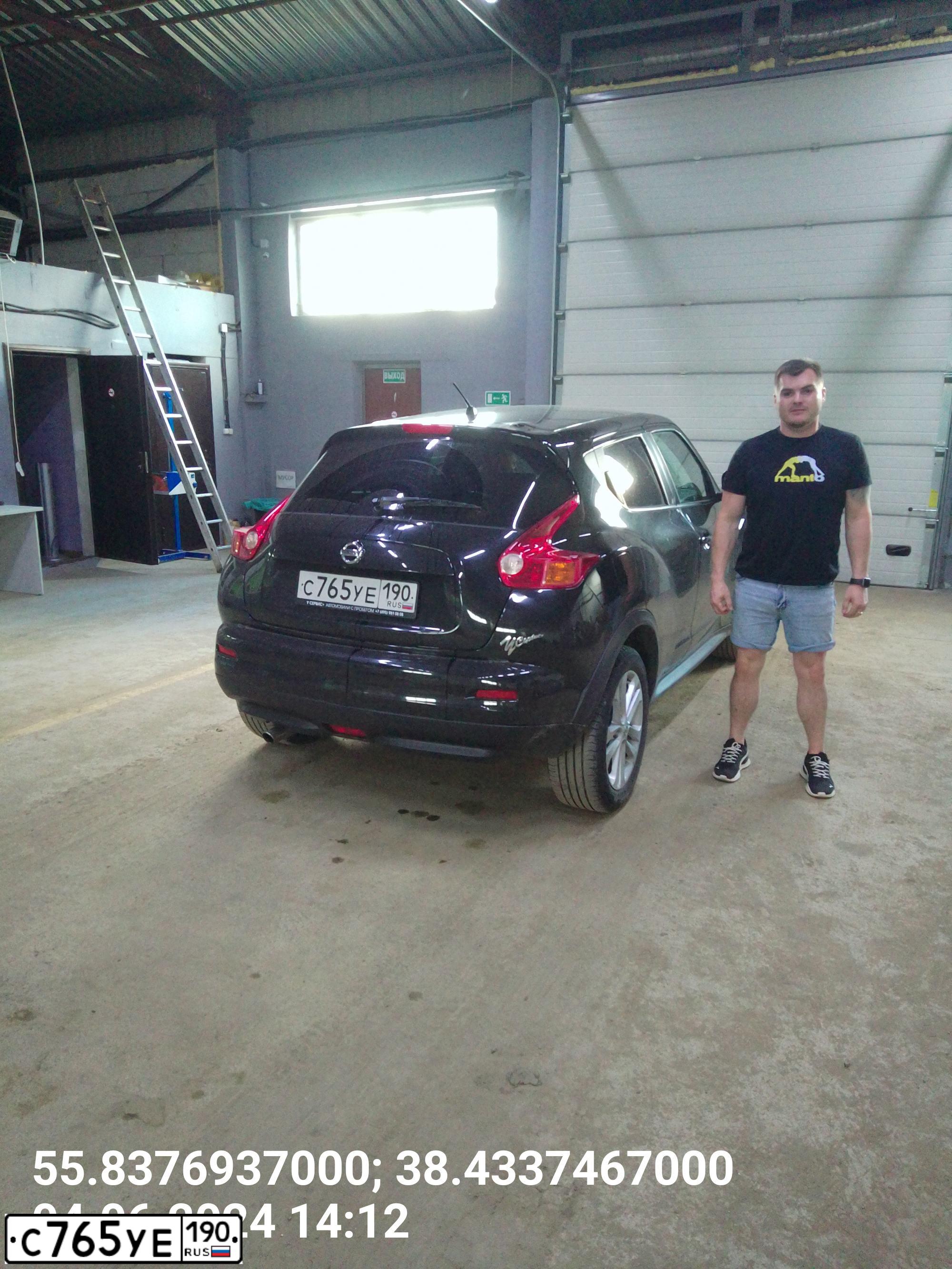 Фото автомобиля NISSAN JUKE, 2012 — госномер У120АЕ550. Цвет: ЧЕРНЫЙ