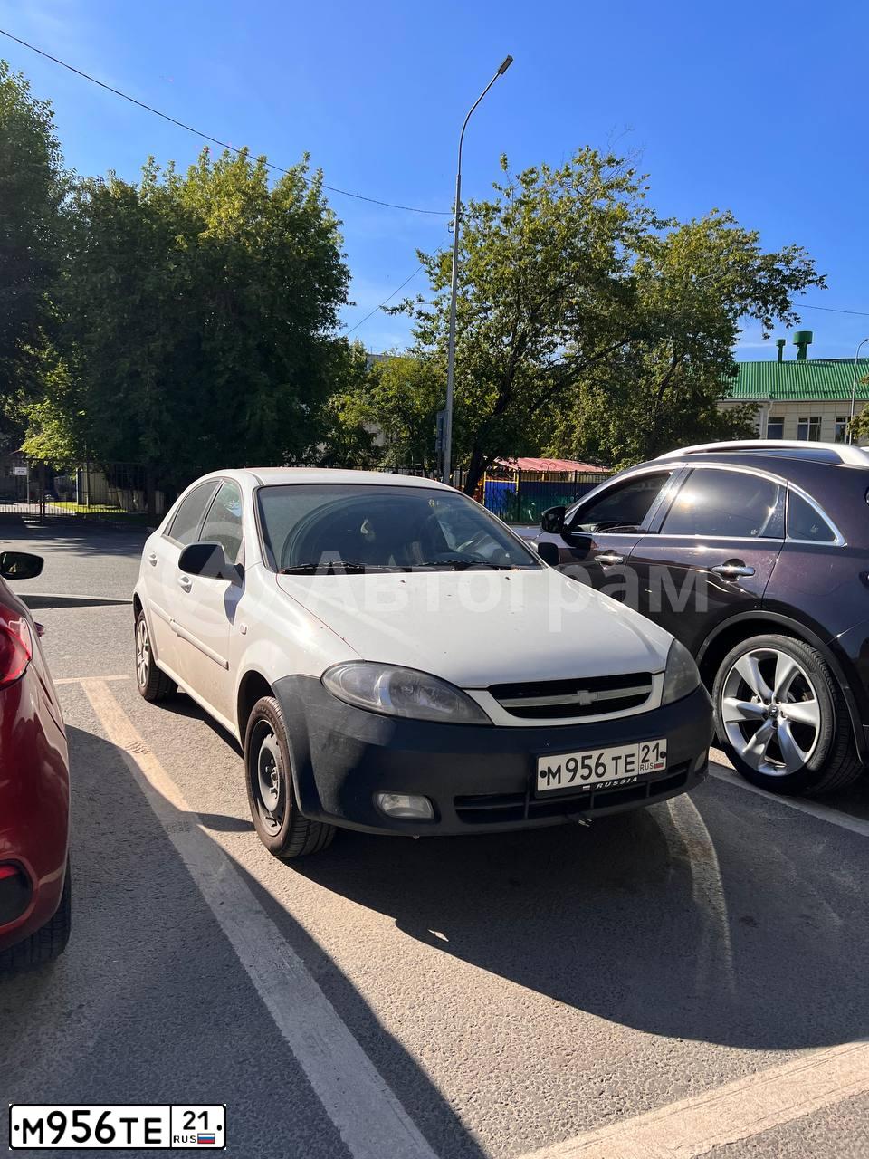 Фото автомобиля CHEVROLET KLAN(J200/CHEVROLET LACETTI), 2011 — госномер М956ТЕ21. Цвет: Белый